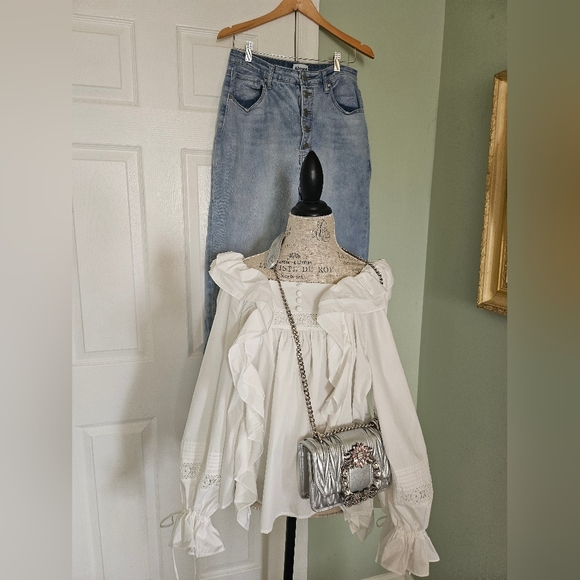 CQ by CQ NWT Romeo Ruffle Top Abound Button Fly Light Wash Distressed Jeans - Picture 2 of 10